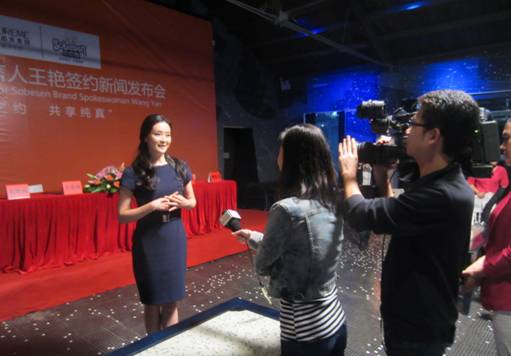 阳光之约,小贝真携手王艳合力闪耀