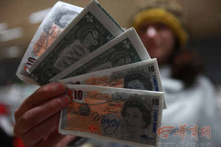 　2011年12月6日，西安。 纸巾的一面印满了英镑、美元的图案，这样的纸巾吸引人的眼球，但卫生状况堪忧。 本报记者 王警 摄 文 王世华