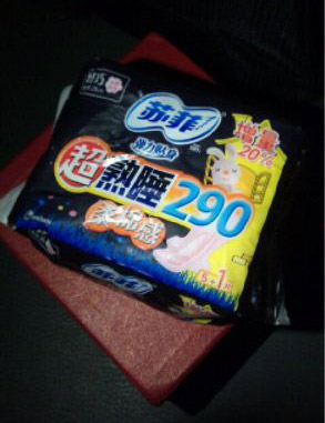 CBA赛场最雷人一幕！ 女球迷追送苏伟卫生巾(图)