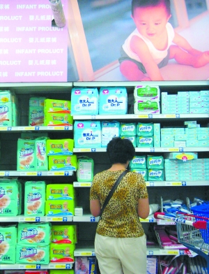 专家建议在选择纸尿裤时,除了看表面是否柔软外,还应注意内部填充物的性能。图/CFP