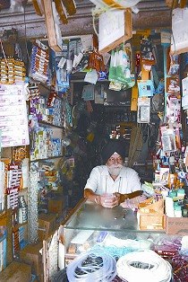 印度商店再小也雇伙计