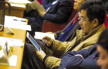 南京政协委员拿Pad开会官方称4年可节约印刷费用150万